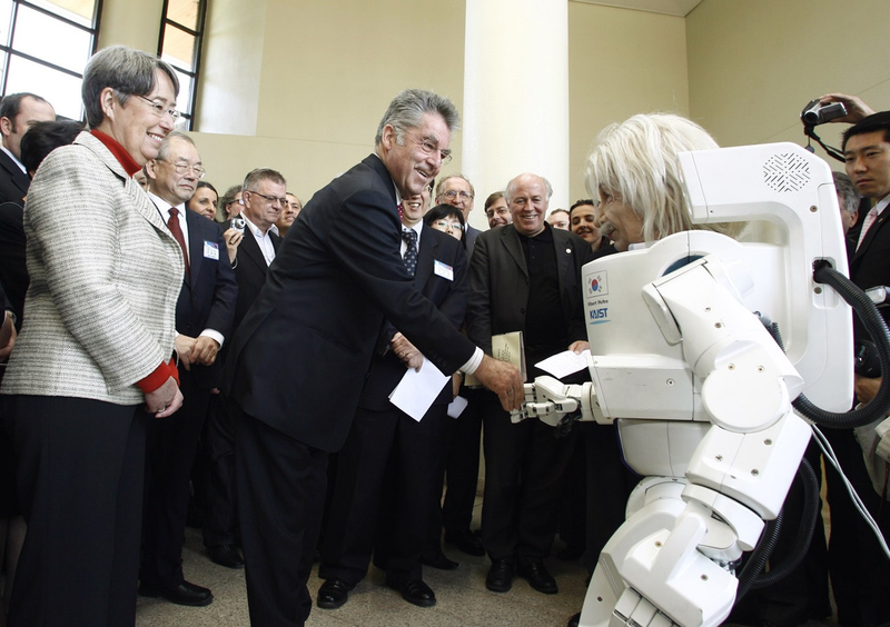 Illustration for article titled Politicians Shaking Hands With Robots, Ranked
